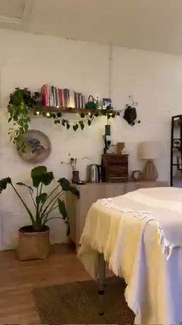 Floating Feather Massage - Head Spa