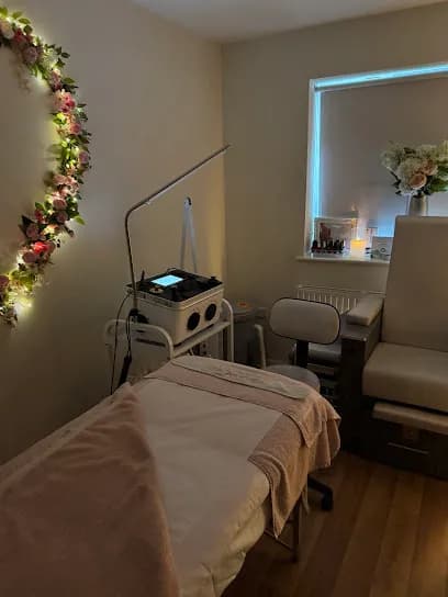 The Glam Lounge Surrey - Head Spa